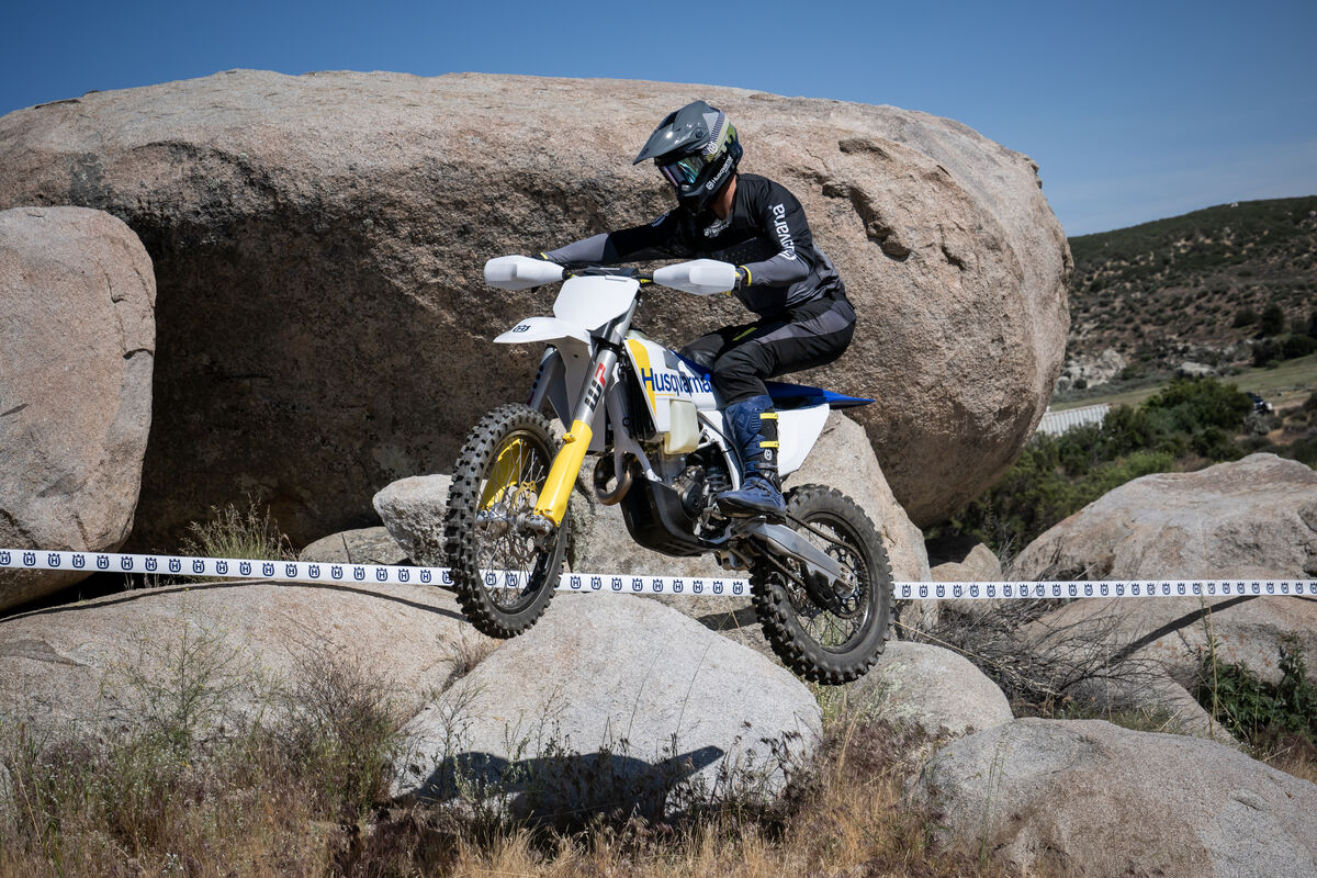 203908_FX 350 2027 - Action