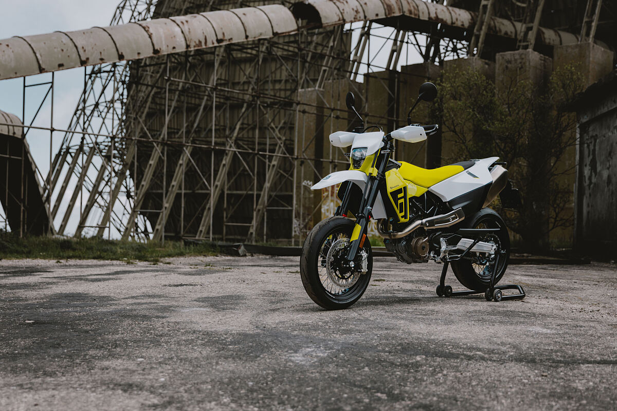 189984_HQV Supermoto 701 Static