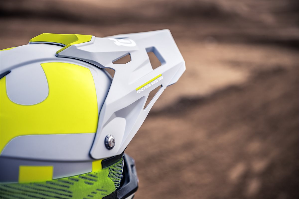 KIDS RAILED HELMET