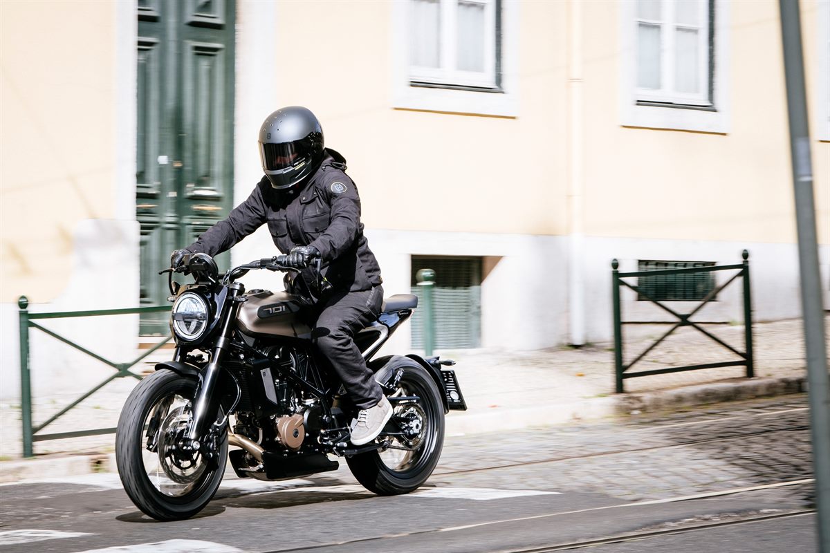 58868_Svartpilen 701 Style