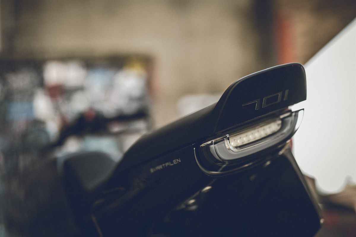 57945_Svartpilen 701 Style