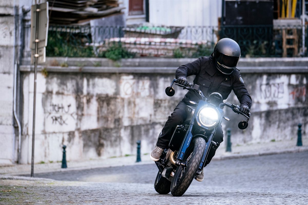 58860_Svartpilen 701 Style