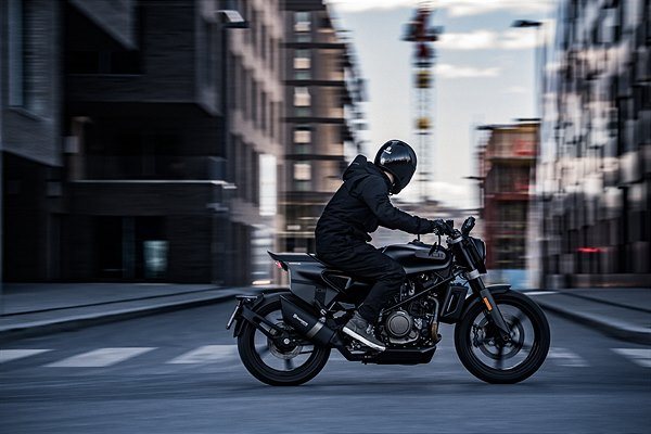 SVARTPILEN 701 - Action