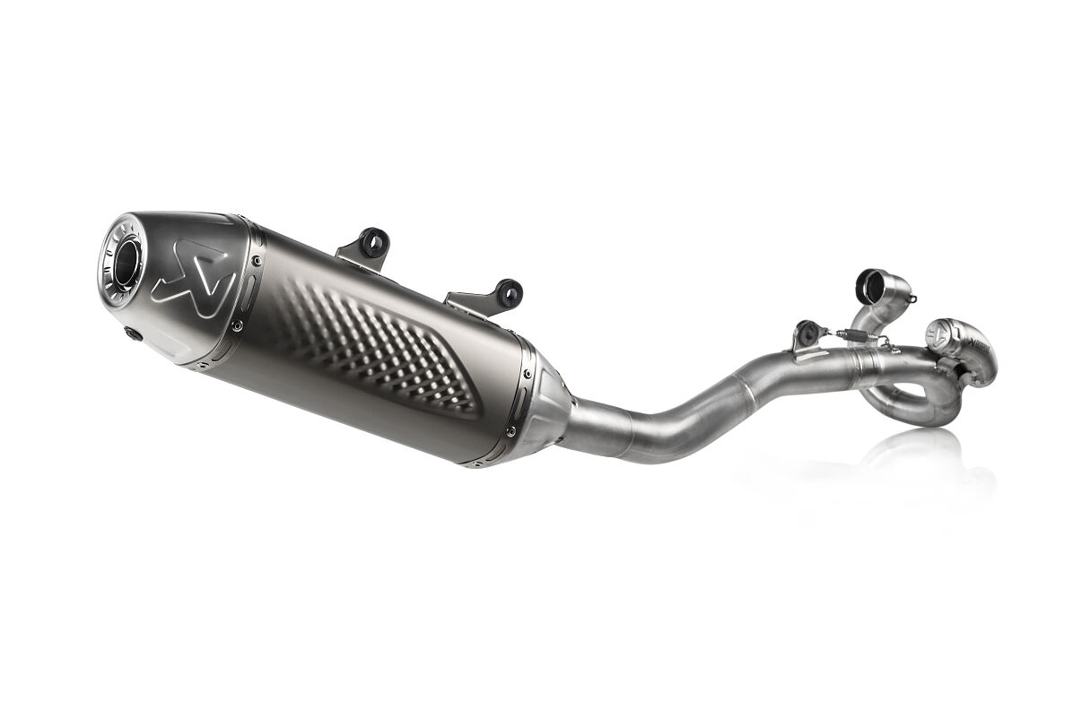 AKRAPOVIC_RACING LINE - Studio(2)