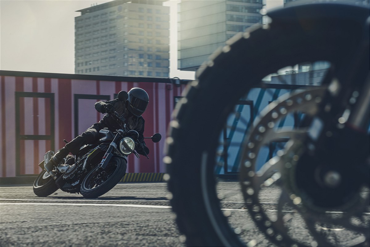 84877_Svartpilen 125 2021 - Action