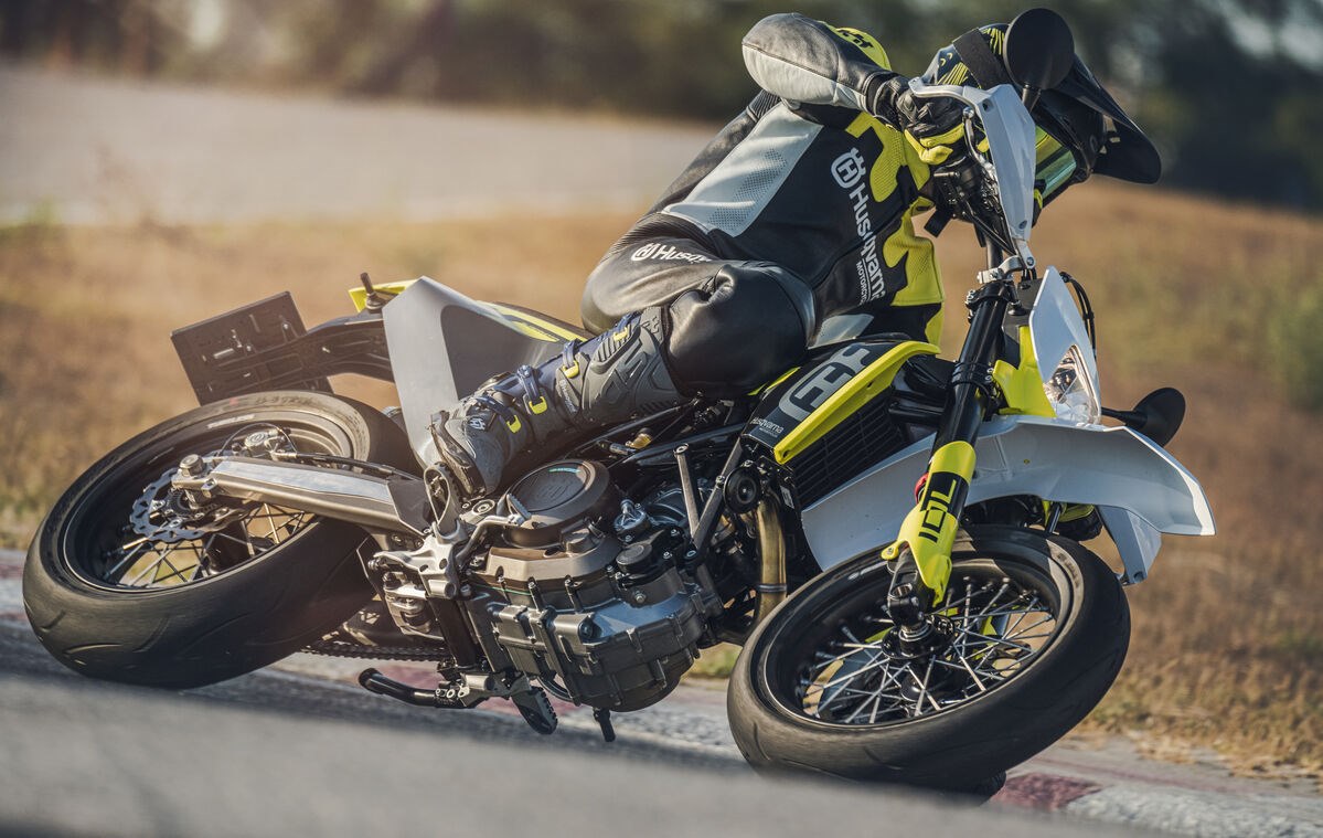  701 Supermoto（オプション装着車）