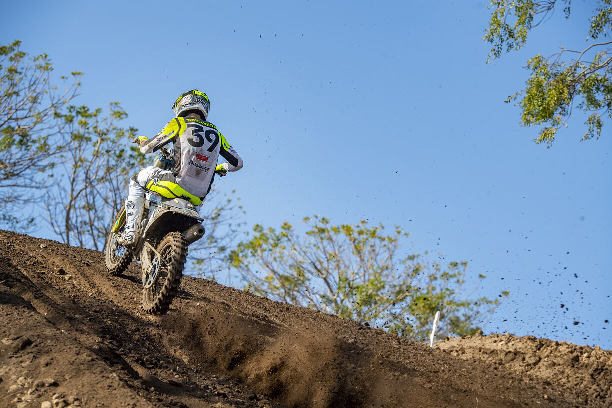 VDMoosdijk_Sumbawa_2023_Fullspectrum_BS_DSC_1678