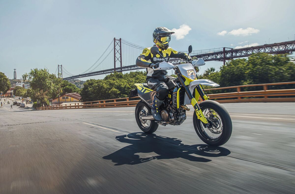 701 Supermoto（オプション装着車）