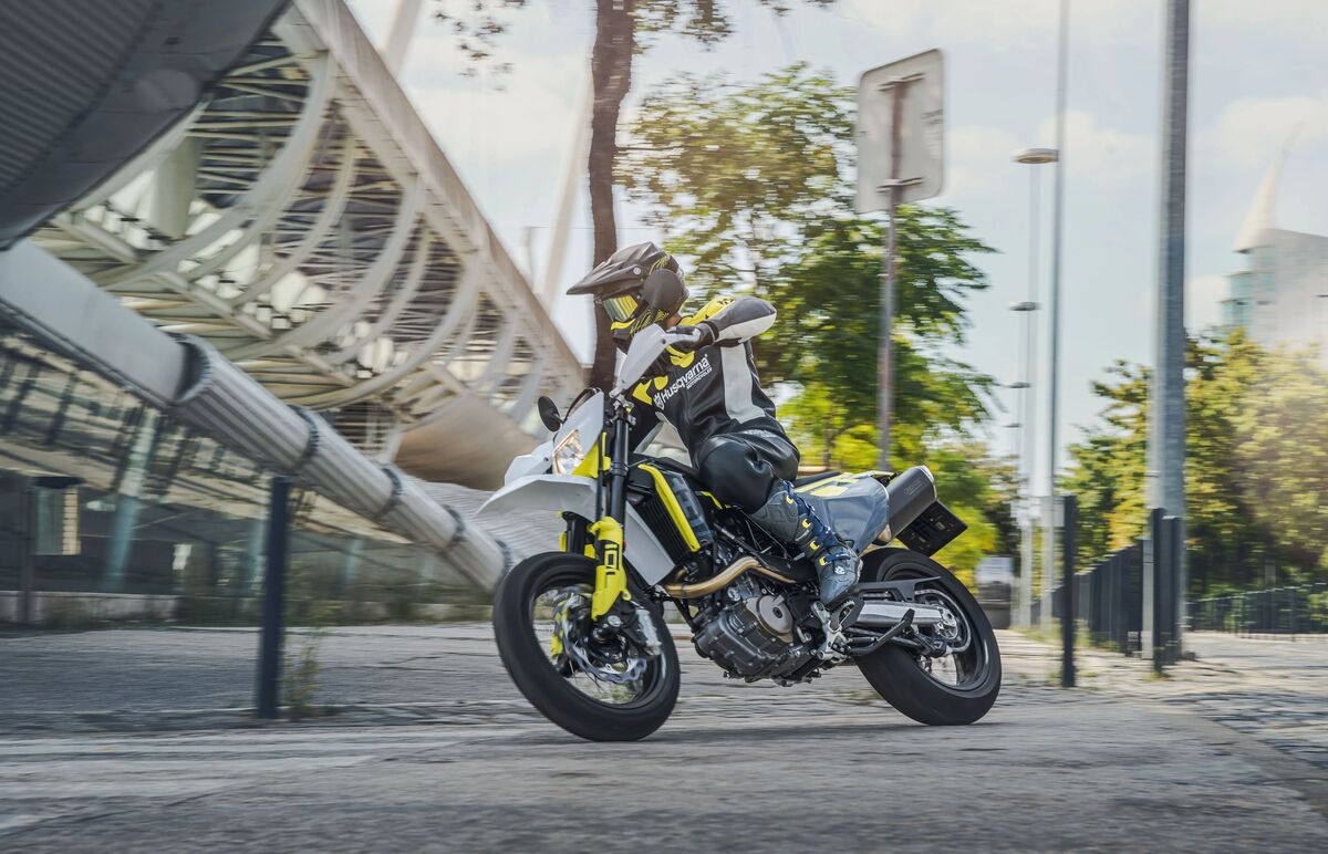 701 Supermoto（オプション装着車）