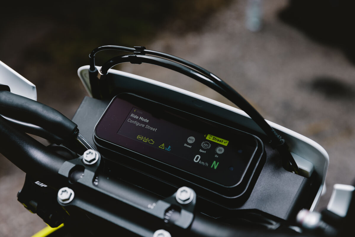 190001_HQV Supermoto 701 Static