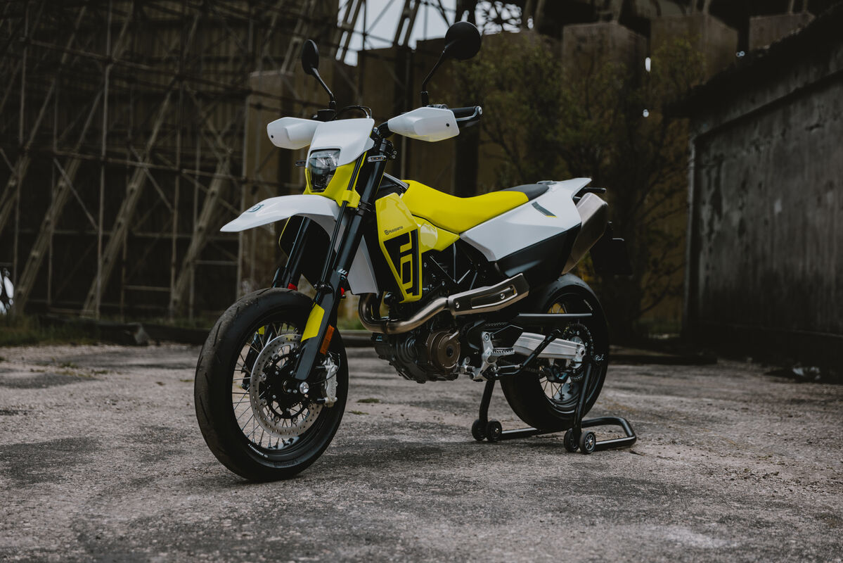 189983_HQV Supermoto 701 Static