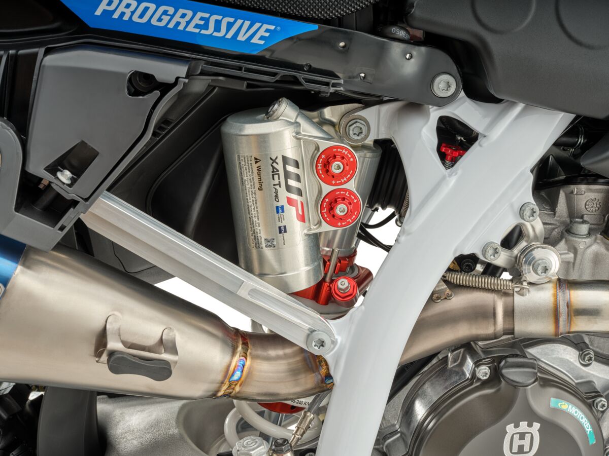 196423_MY26 HQV FC-250 FACTORY EDITION_Pro Comp rear shock reservoir